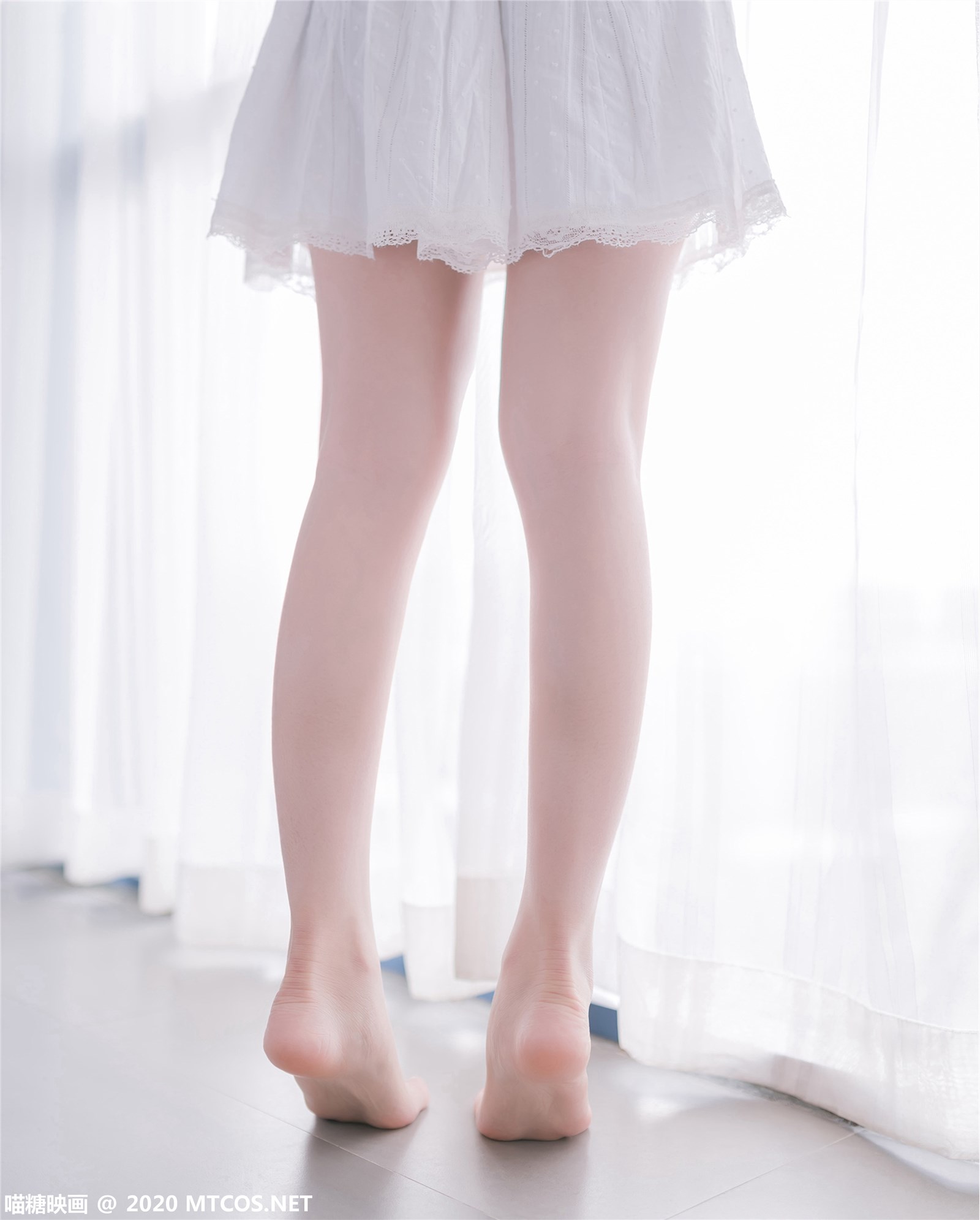 A girl in white dress(8)